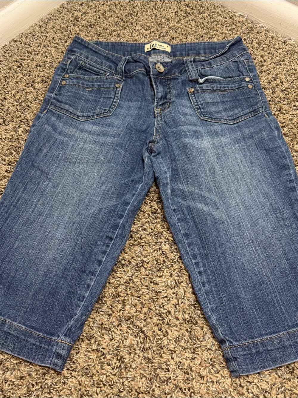 Vintage L.E.I Women's Blue Cropped Denim Capri Jeans